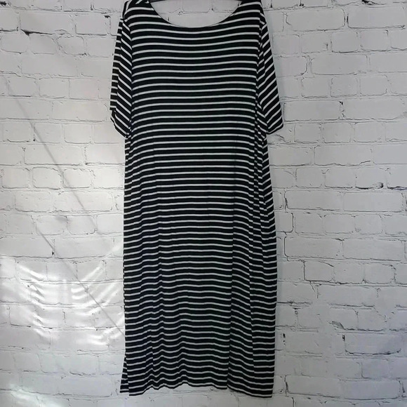 Catherine's Black and White Striped Dress with Side Slits and Pockets - Picture 6 of 6